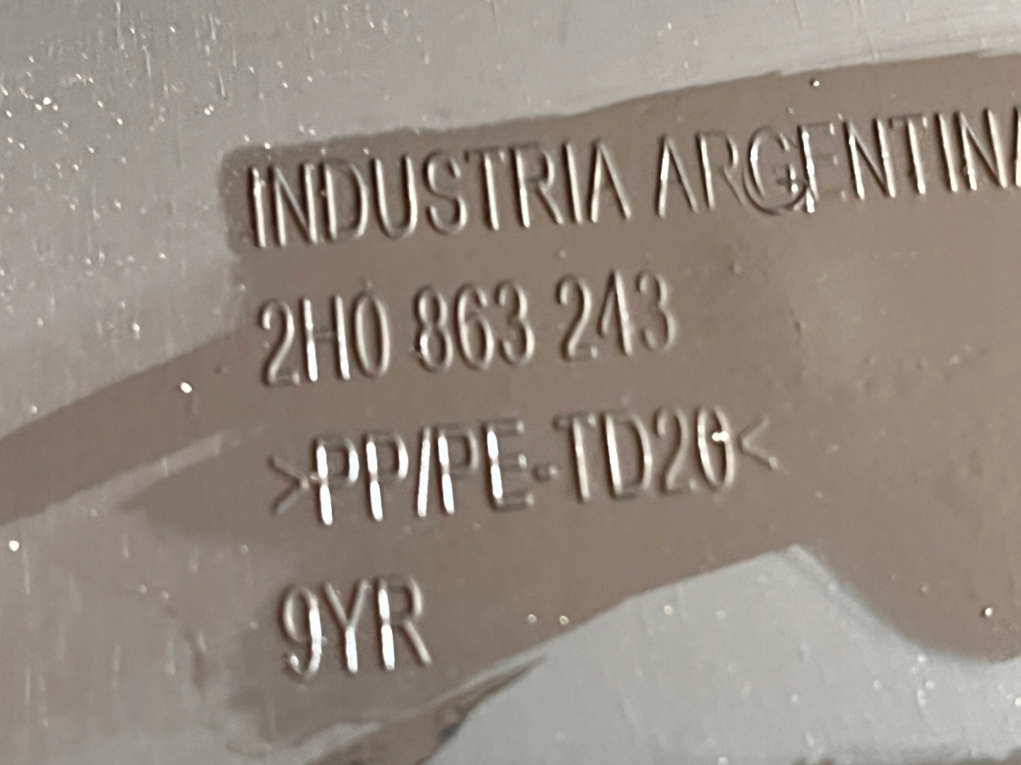 цена Vw amarok подлокотник туннель 2h0863243