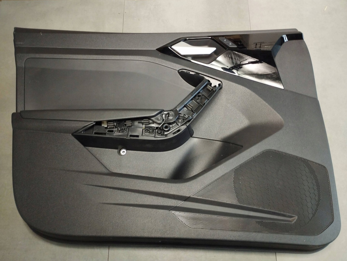 Audi A1 bacon door right front 82G867134 82G867133