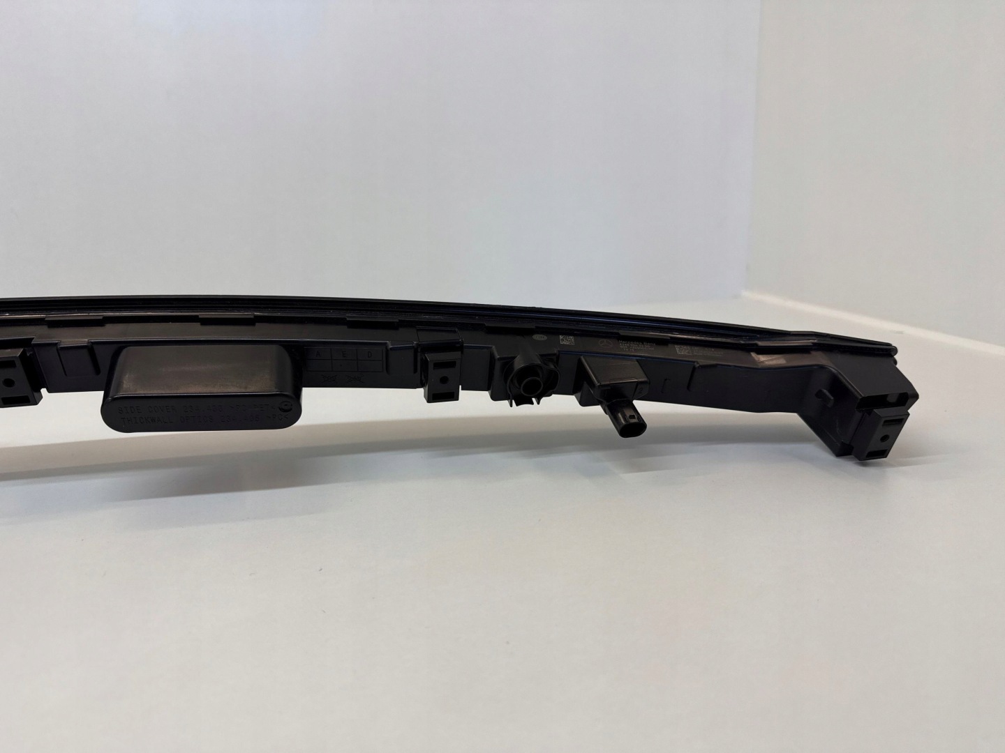 Оригінальний фара środkowy/drl фара  mercedes-benz eqa eqb a2439063200 з розбору