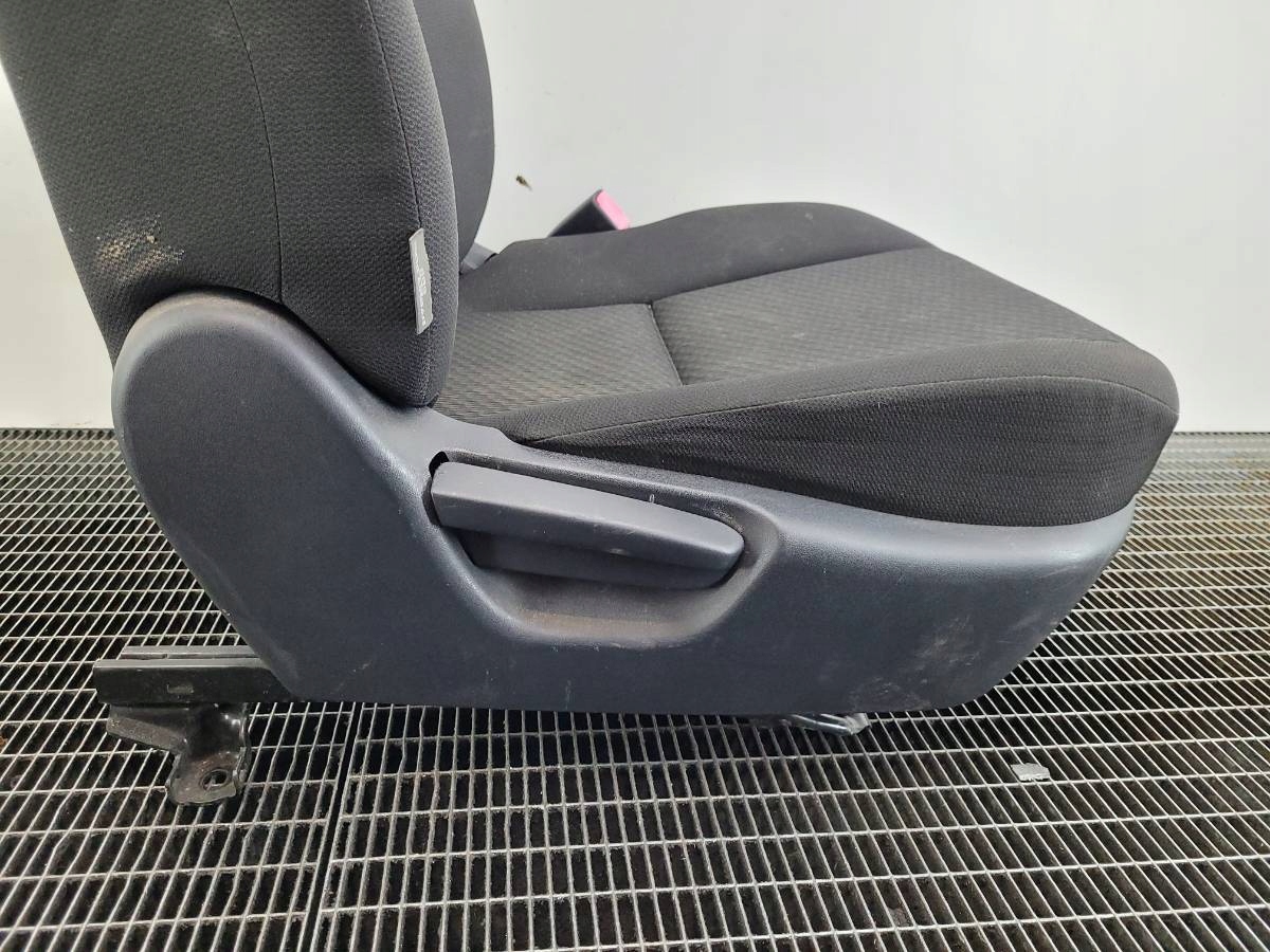 приобрести Сиденье правый toyota avensis t27 универсал европа