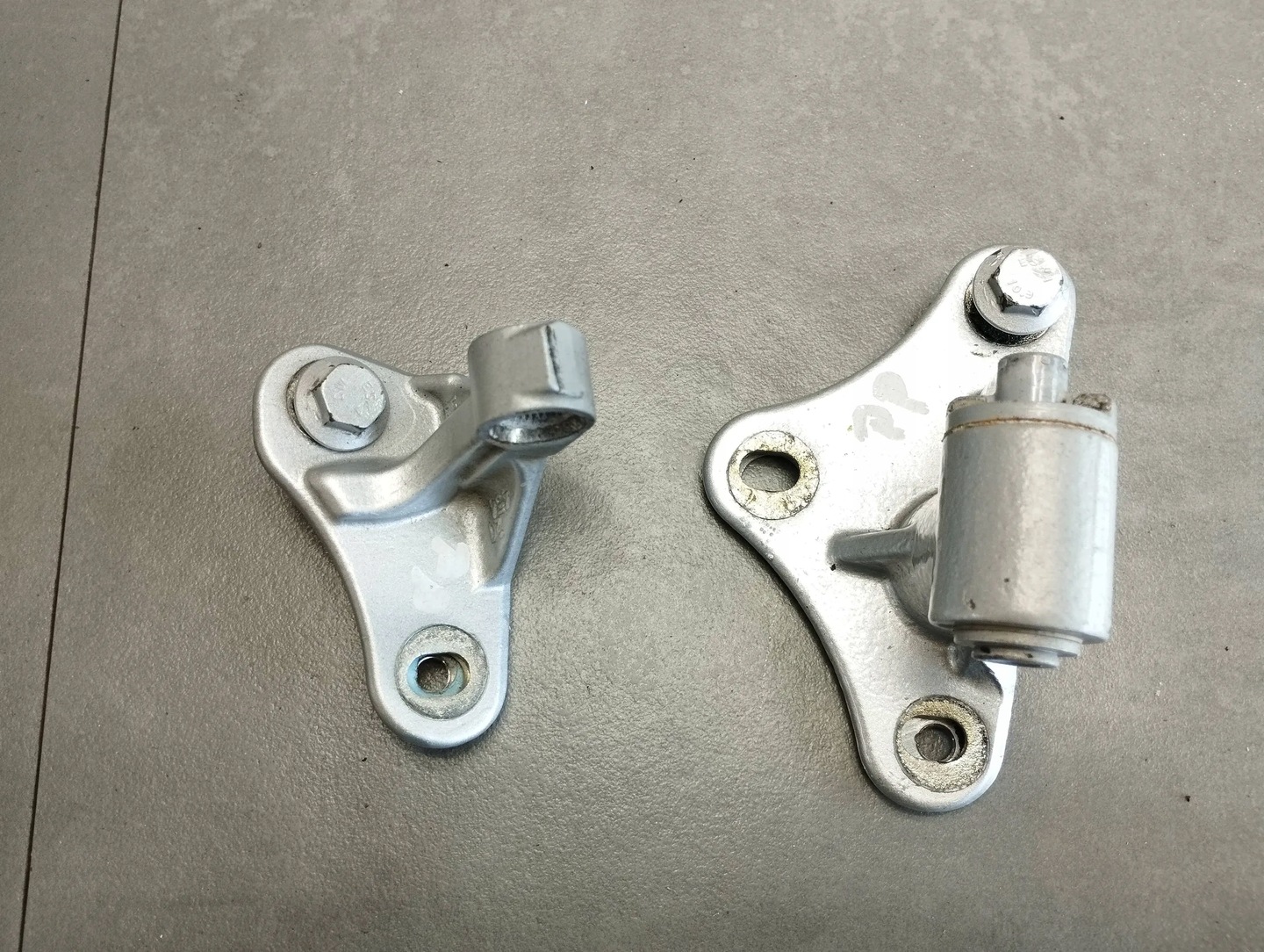 Mercedes ML W164 DOOR HINGE, FRONT RIGHT CAX26352
