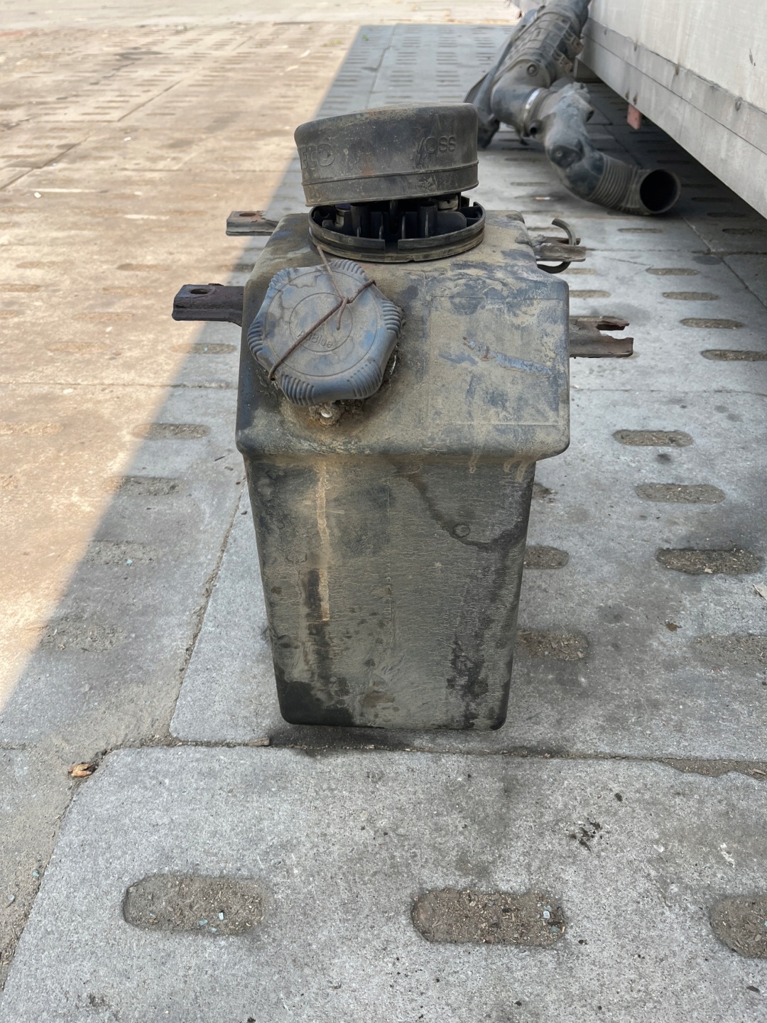 цена Iveco евро груз ii бачек adblue 504362043