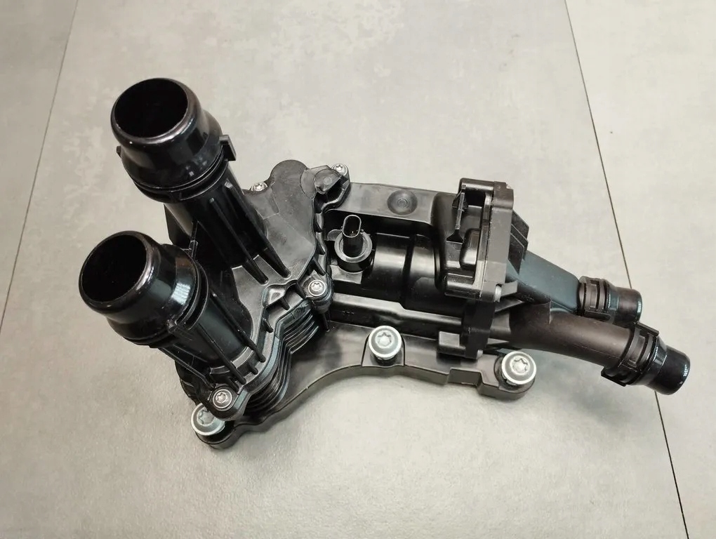 VW Touran III 5T THERMOSTAT HOUSING 05L121111Q