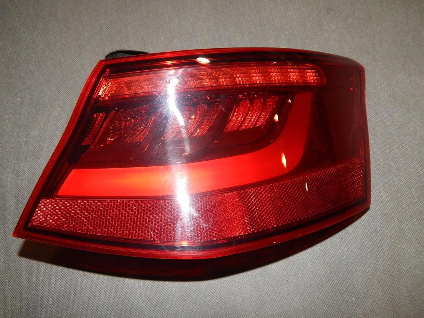 A3 8V LAMP RIGHT REAR FENDER NEON 8V3945096B