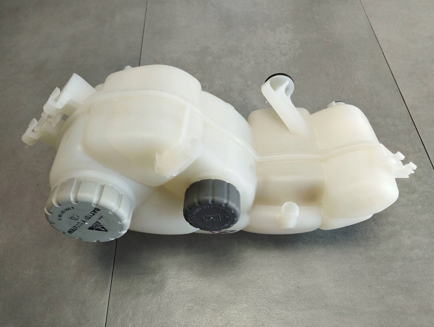 Mercedes B-CLASS 250E W242 EXPANSION TANK A2425000449