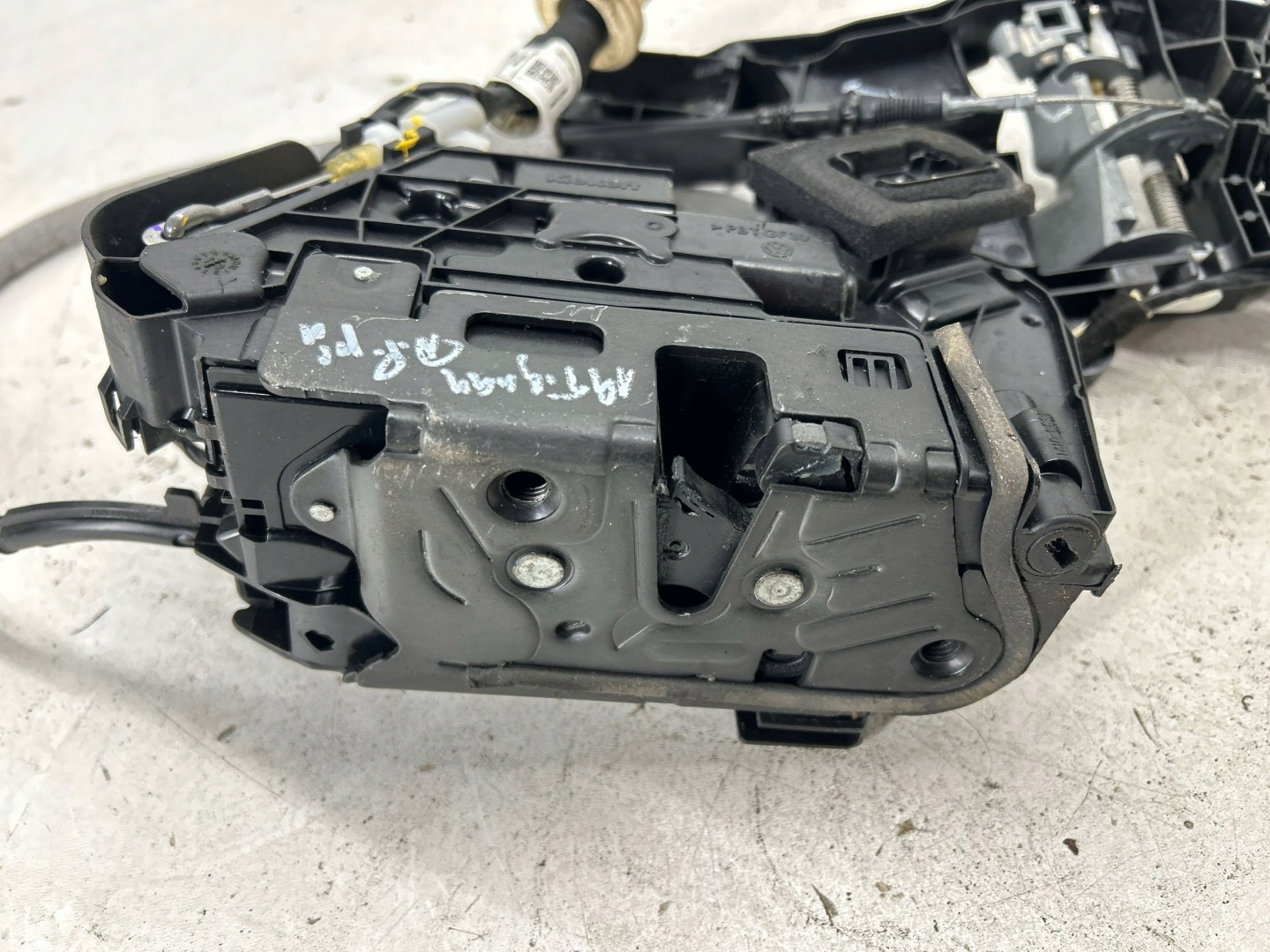 Замок двери передних права сторона volkswagen tiguan allspace 17a837016 с разбора