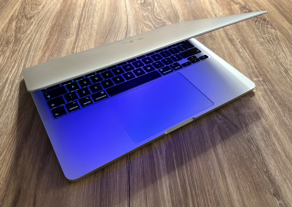 Macbook pro 13 2020 silver 2 tb 32 gb i7 fv 23% - купить в DARSTAR