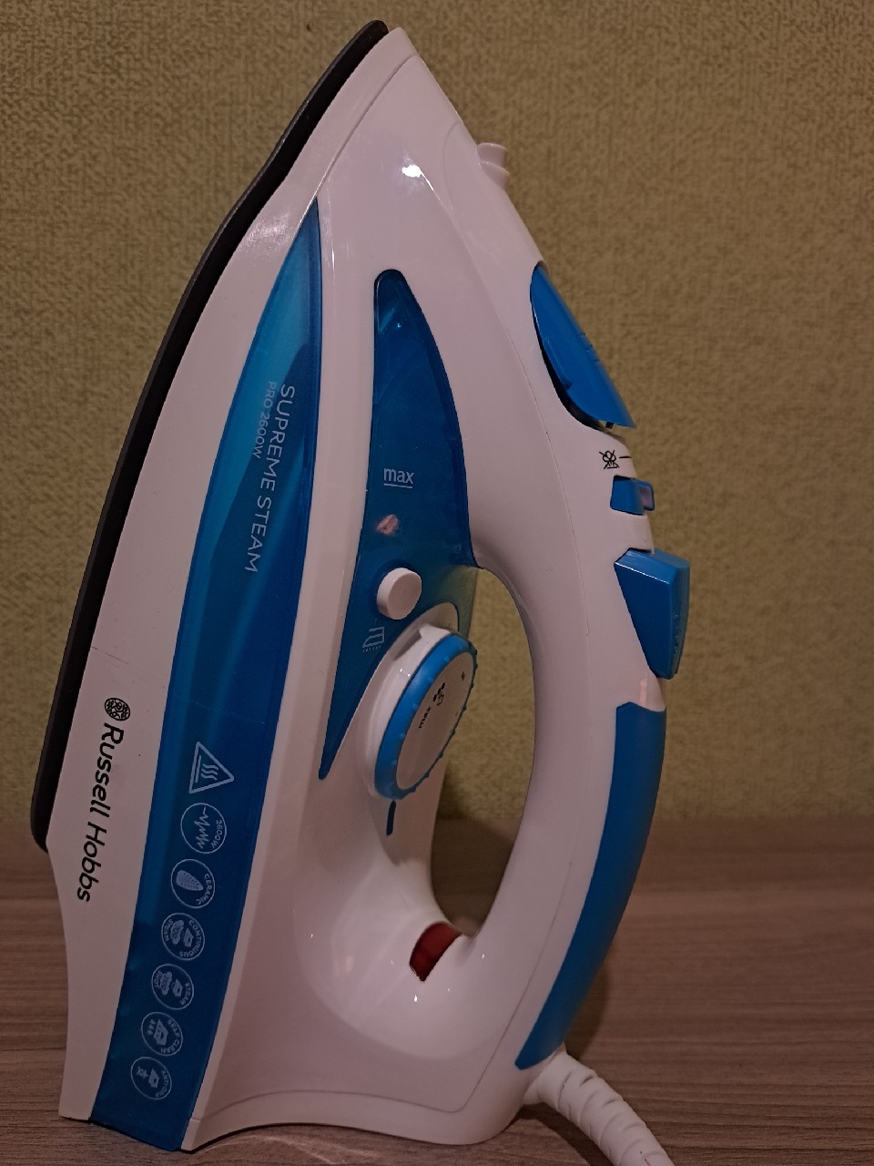 Russell hobbs supreme steam pro 2600w best sale