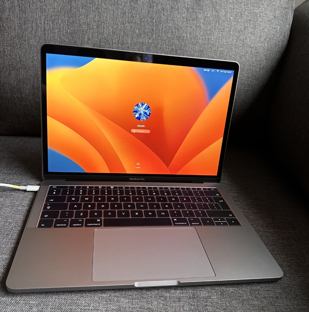 Macbook Pro 13インチ　i5 8GB 256GB　2017年モデル MacBook Pro 13インチ (2017年モデル) / Core i5 / 256GB SSD