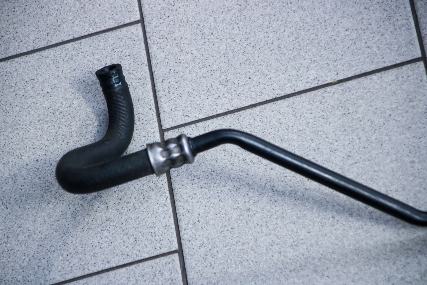 BMW E90 E91 E92 N45 N46 hose oil line 6764768