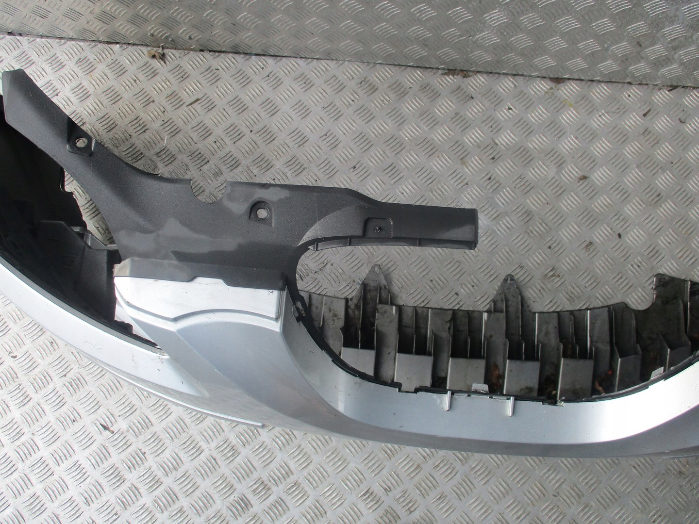 bumper Seat Altea 5P0 below XENON front