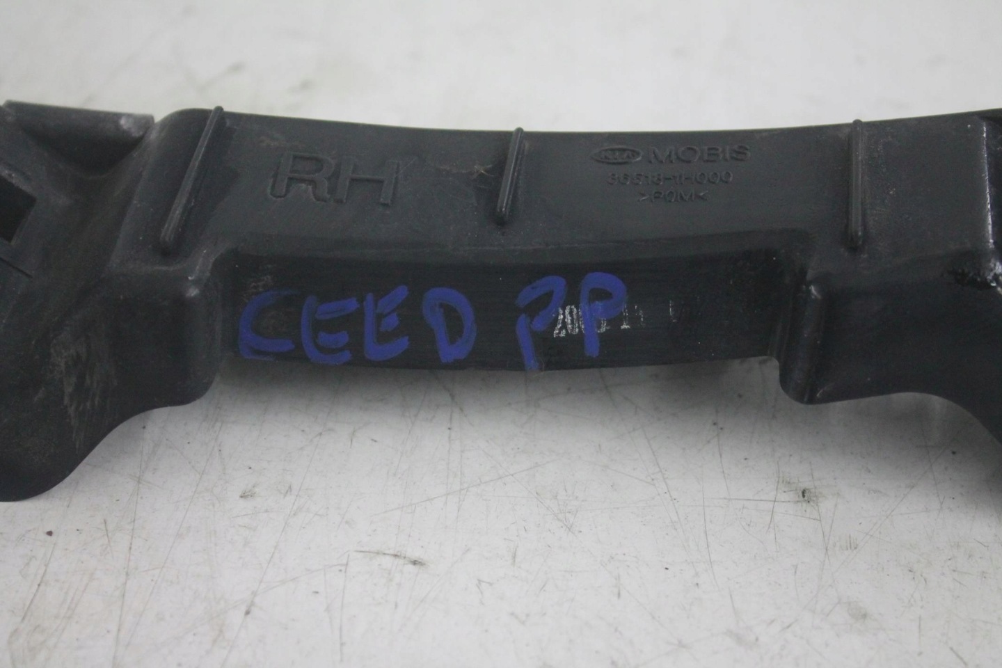 bumper bracket right front 86518-1H000 KIA CEED
