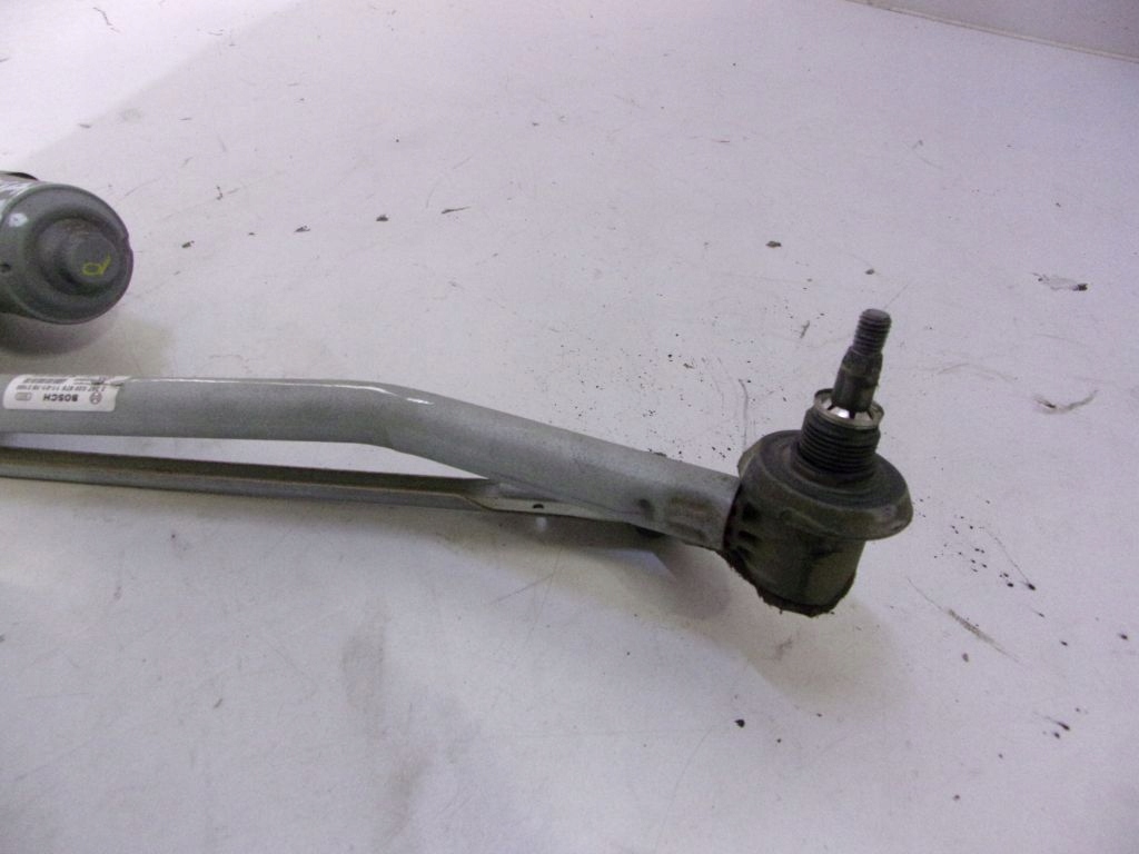 Dacia Sandero and 11' wiper mechanism front