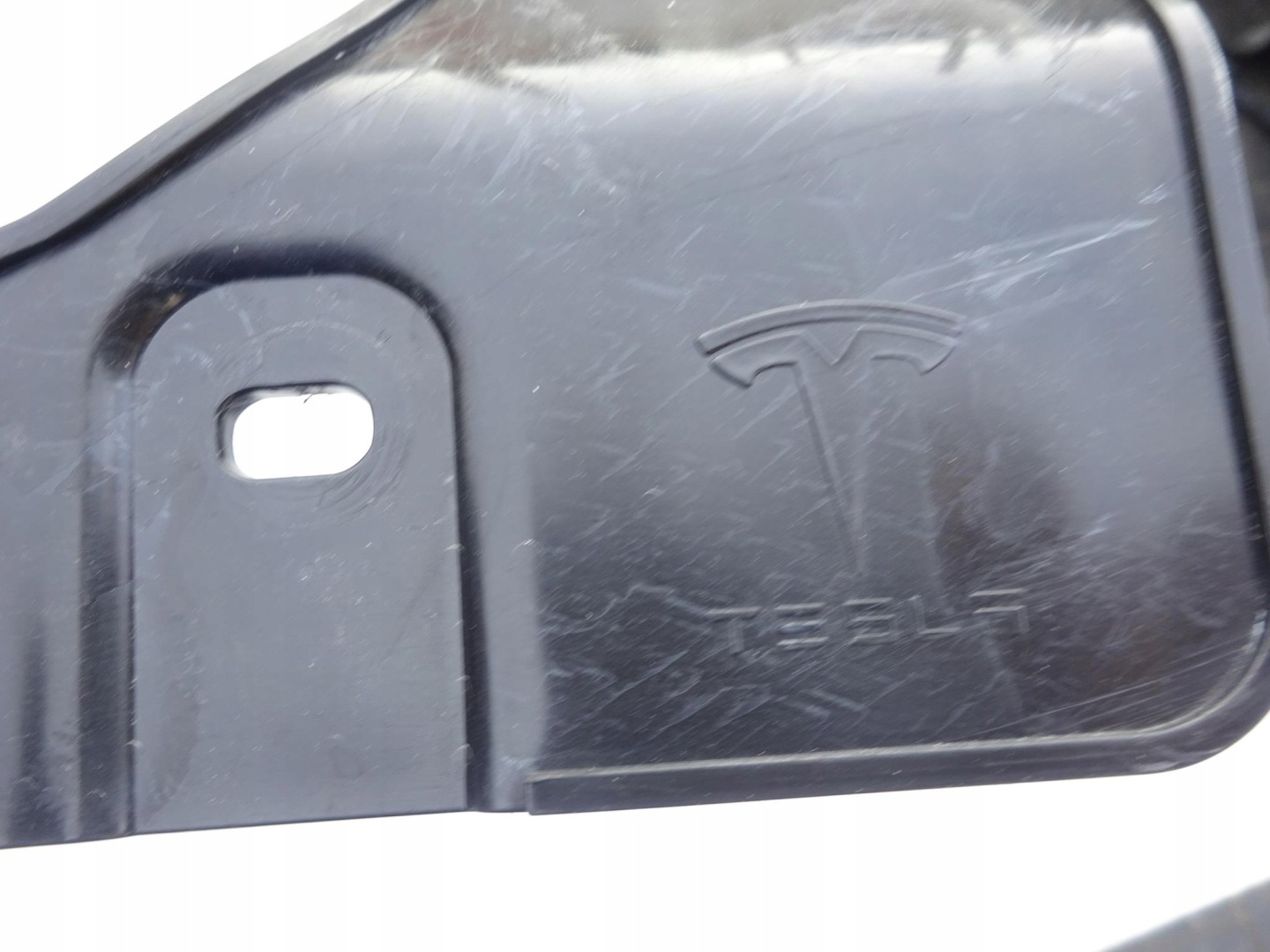 TESLA III 3 bumper bracket central rear part