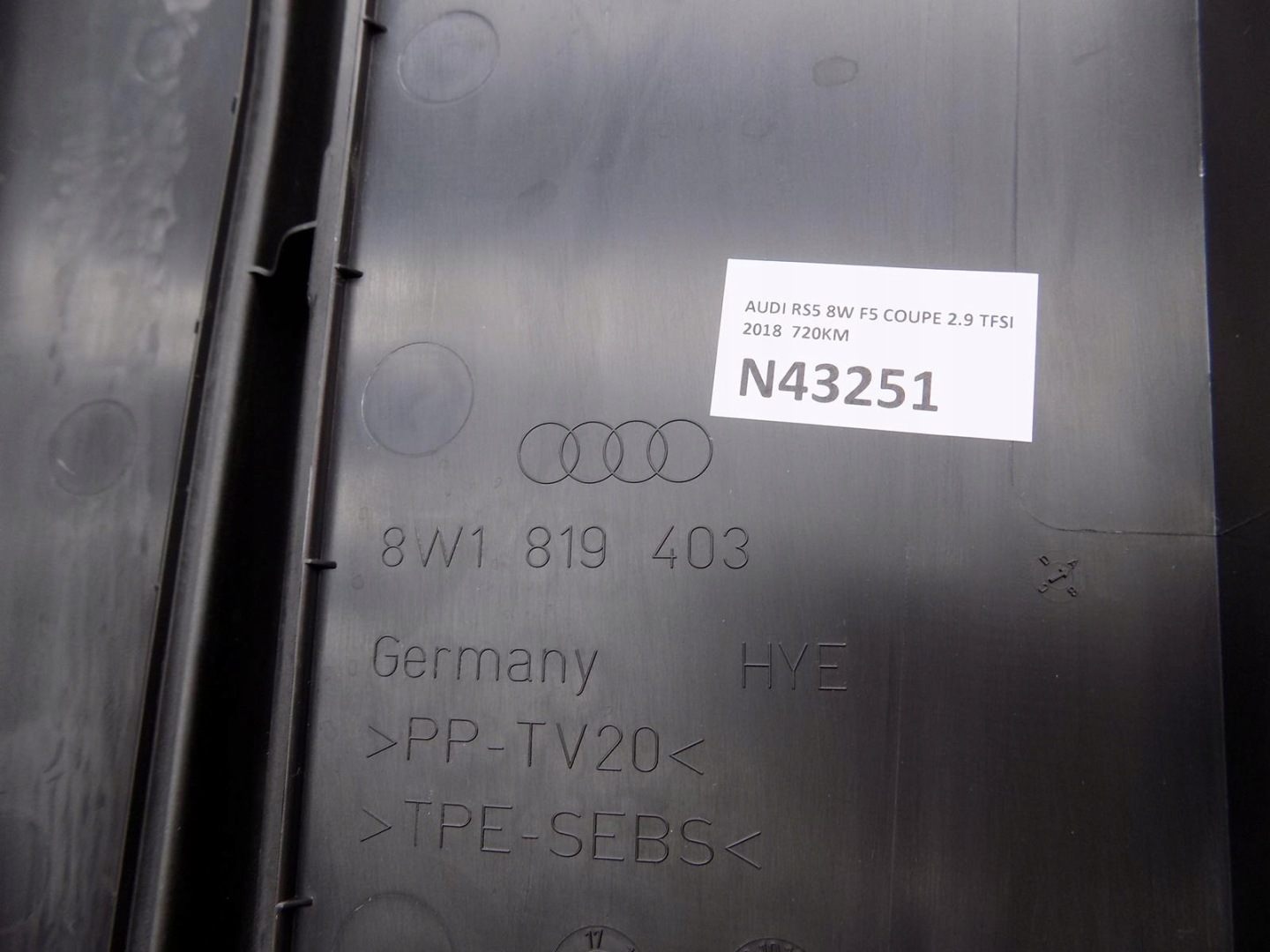 AUDI RS5 8W torpédo 8W1819403