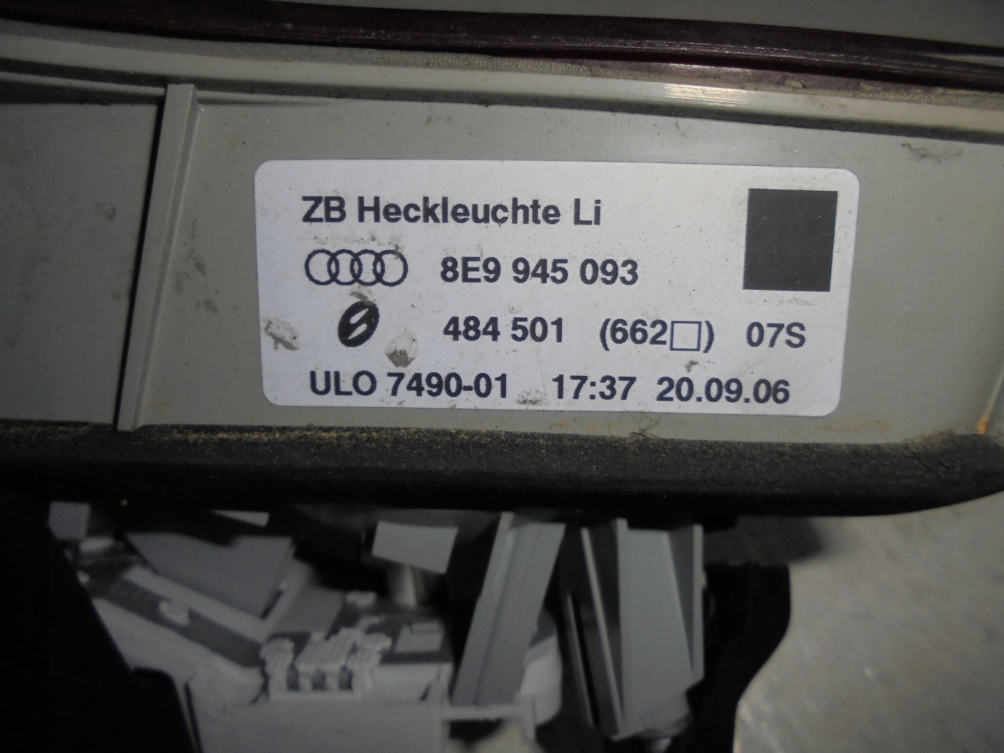 AUDI A4 B7 LIGHT LEFT REAR PART TO THE BONNET KOMBI 05-09R