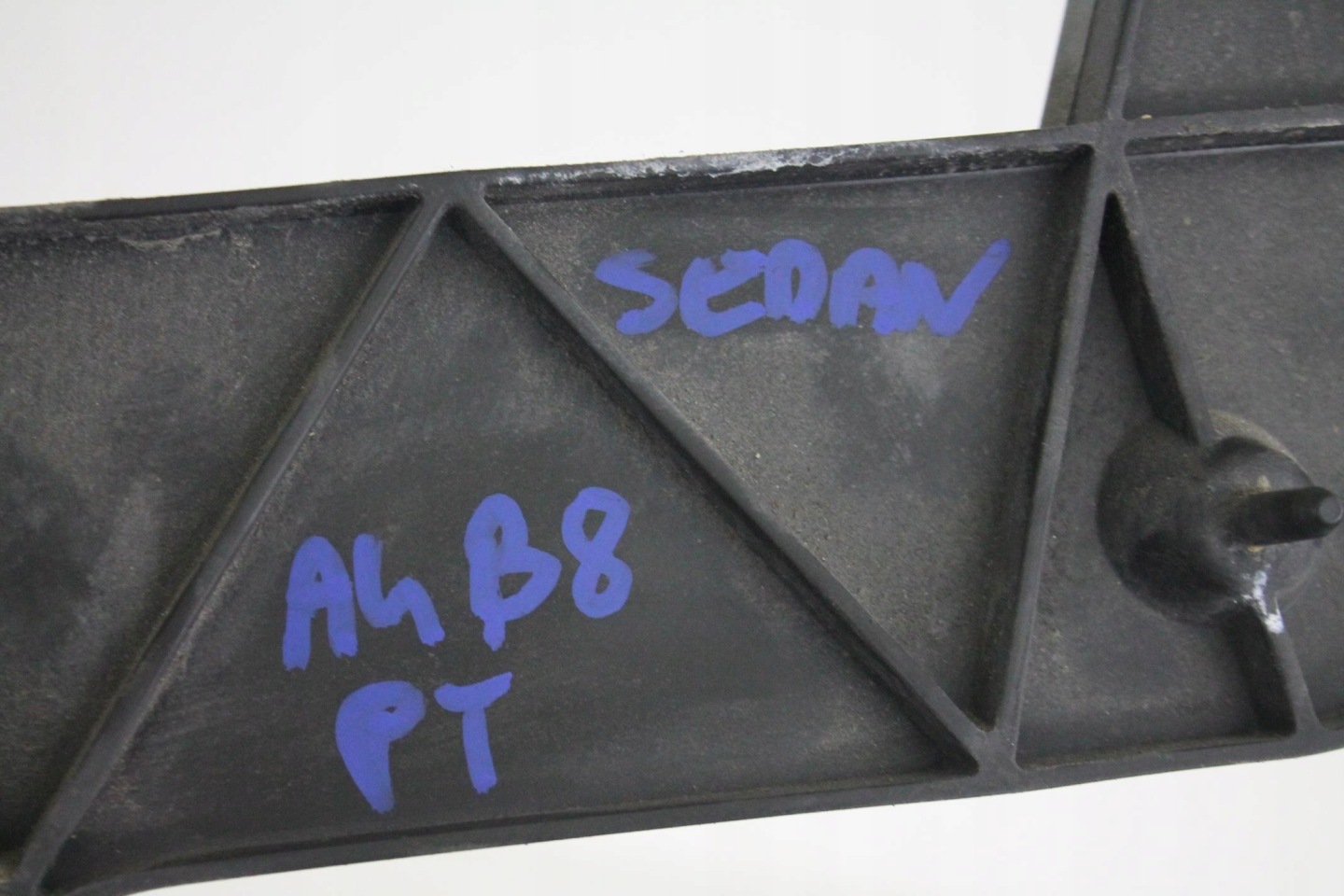 support right rear part rear 8K5807454 AUDI A4 B8 sedan