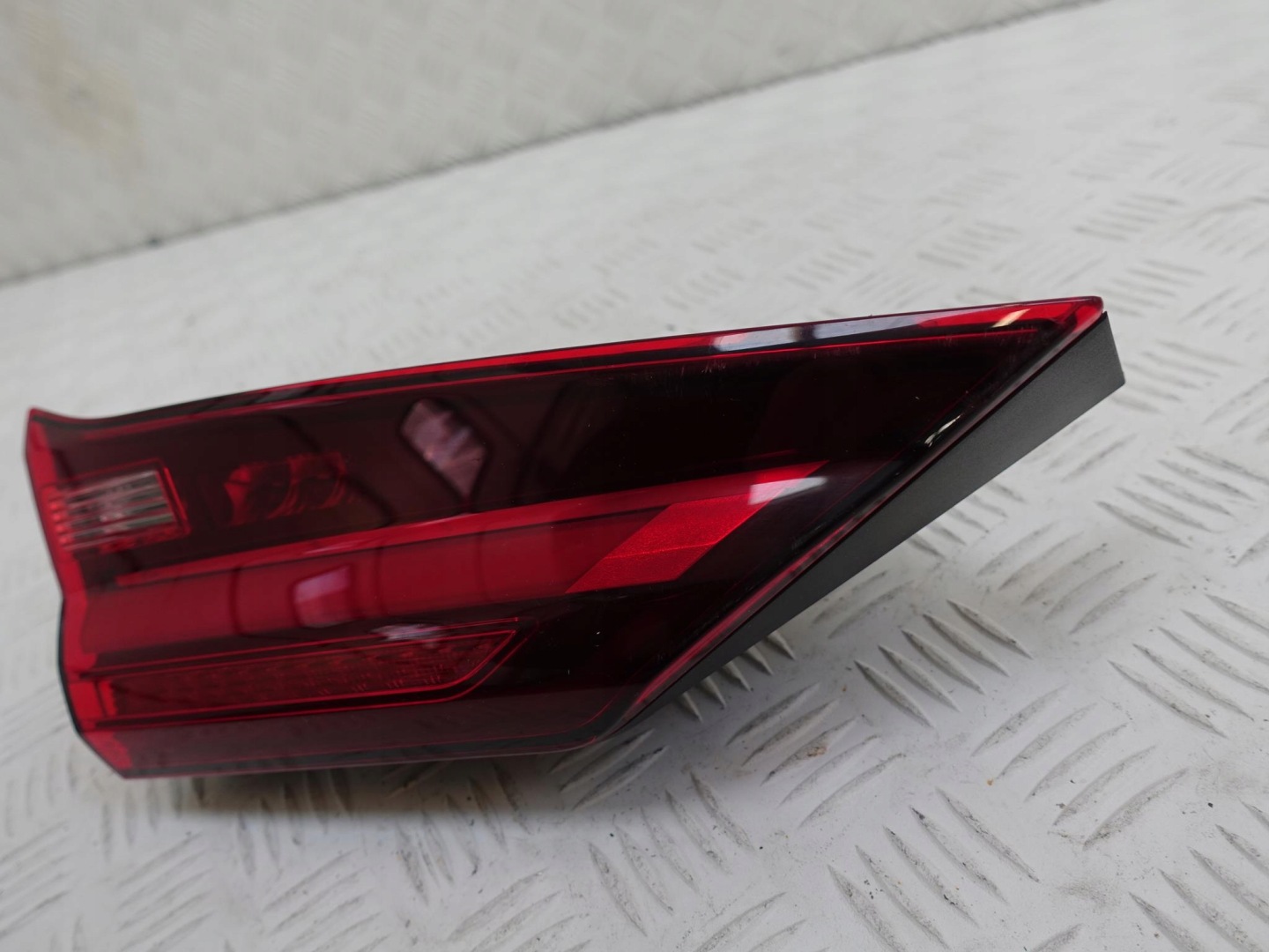 BMW 1 F40 LED light to the bonnet boot rear part left