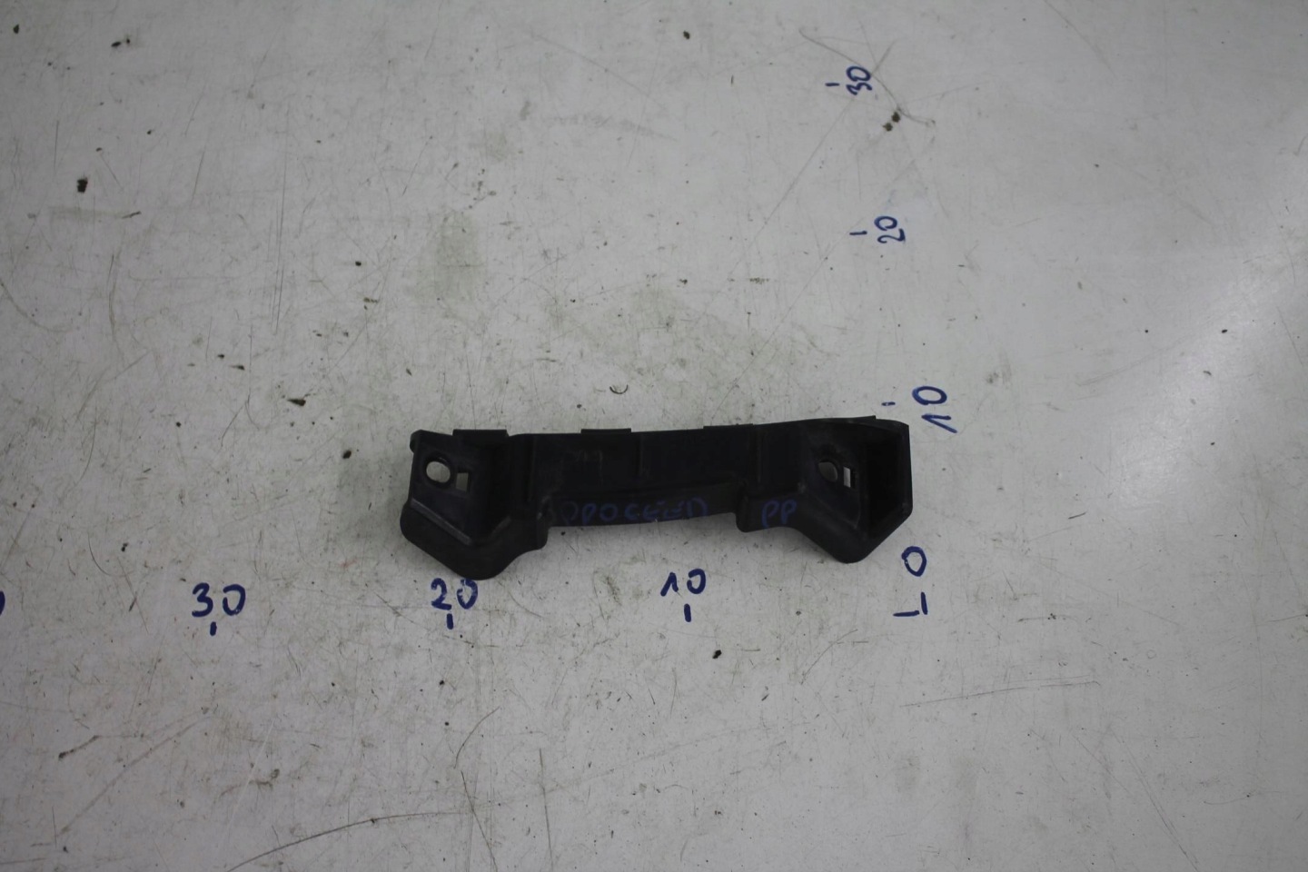 bumper bracket right front 86518-1H000 KIA CEED