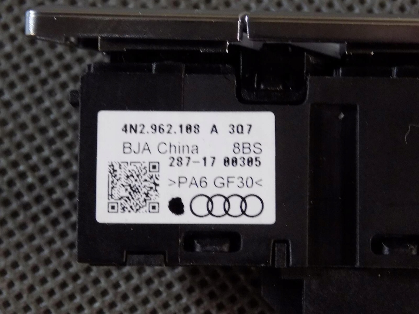 AUDI A8 4N switch of a lock right rear part 4N2962108A