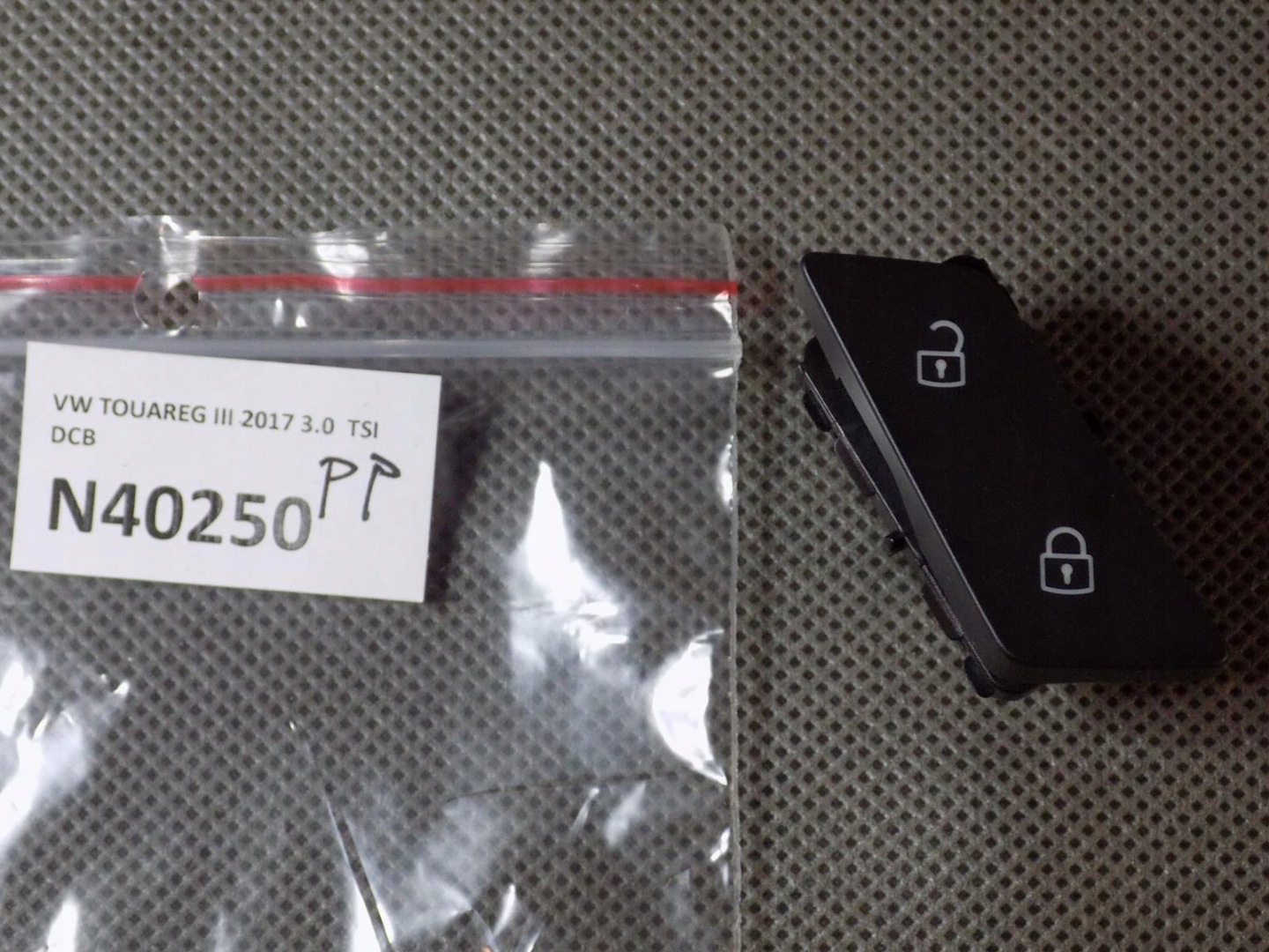 VW TOUAREG III switch of a lock 760962126