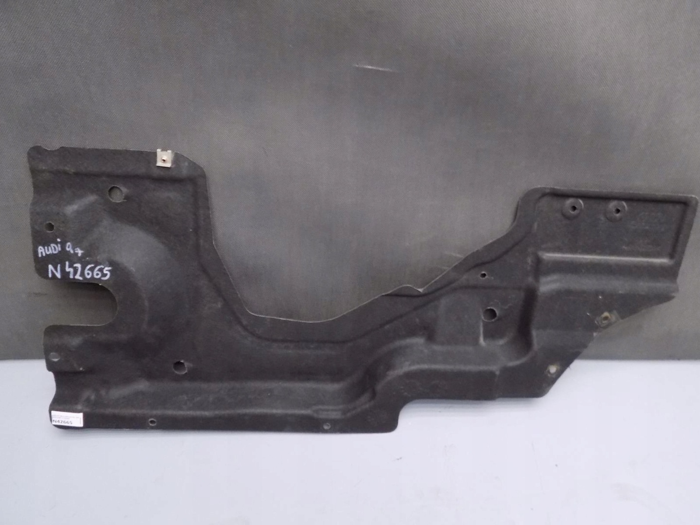 AUDI Q7 4M cover chassis 4M0825213F