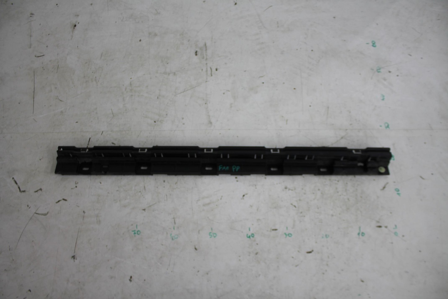 support holder of the threshold right front 7184778 BMW F11