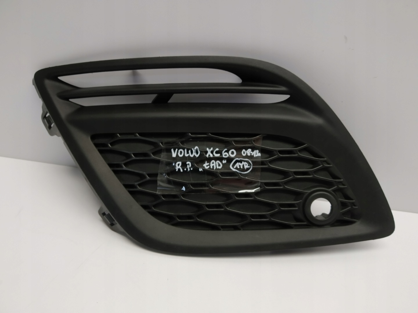 2008r + Volvo Xc60 and grid right spoiler w bumper front below PDC