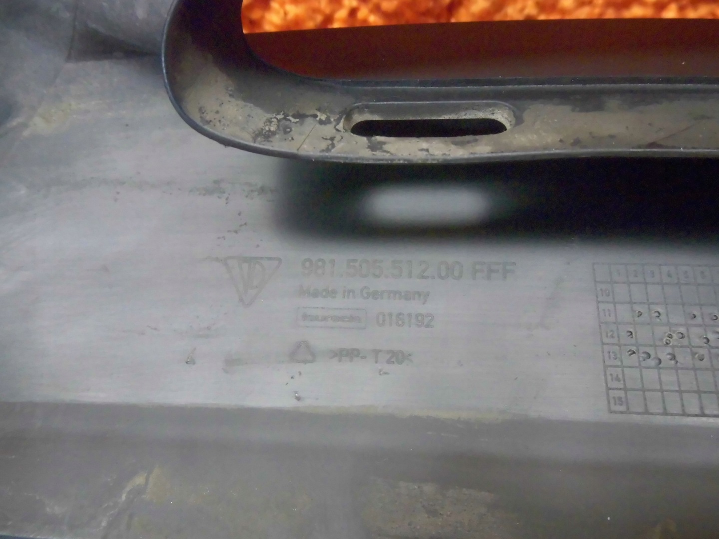 981 Boxster Cayman hokej grid cap rear part right 98150551200 moulding