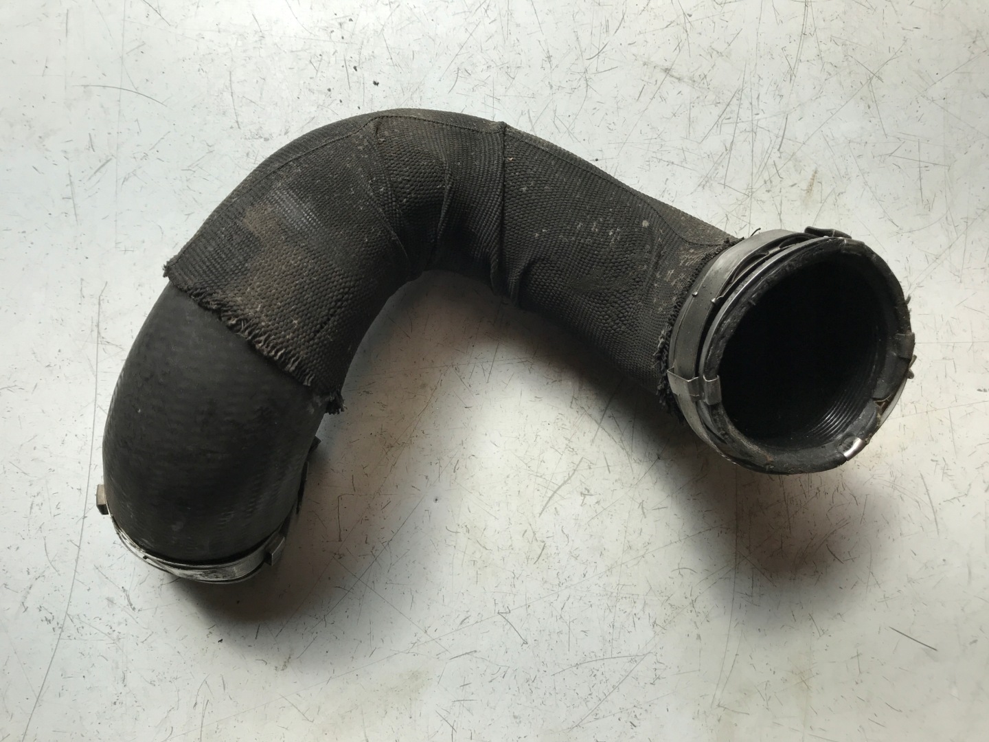AUDI A6 C6 cijev prijenos interkulera 4F0145737G