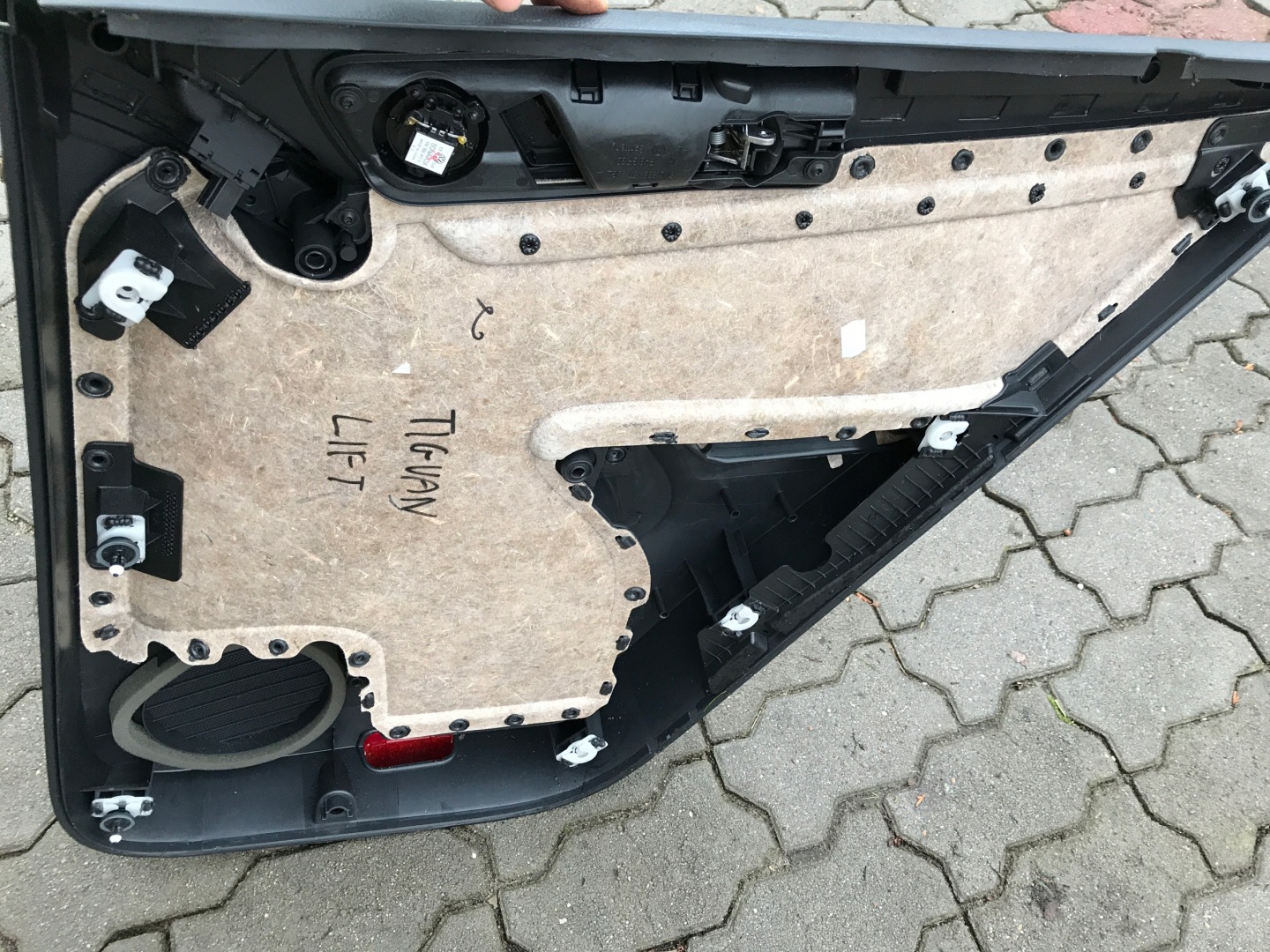 TIGUAN LIFT side upholstery left rear part EUROPA 0063