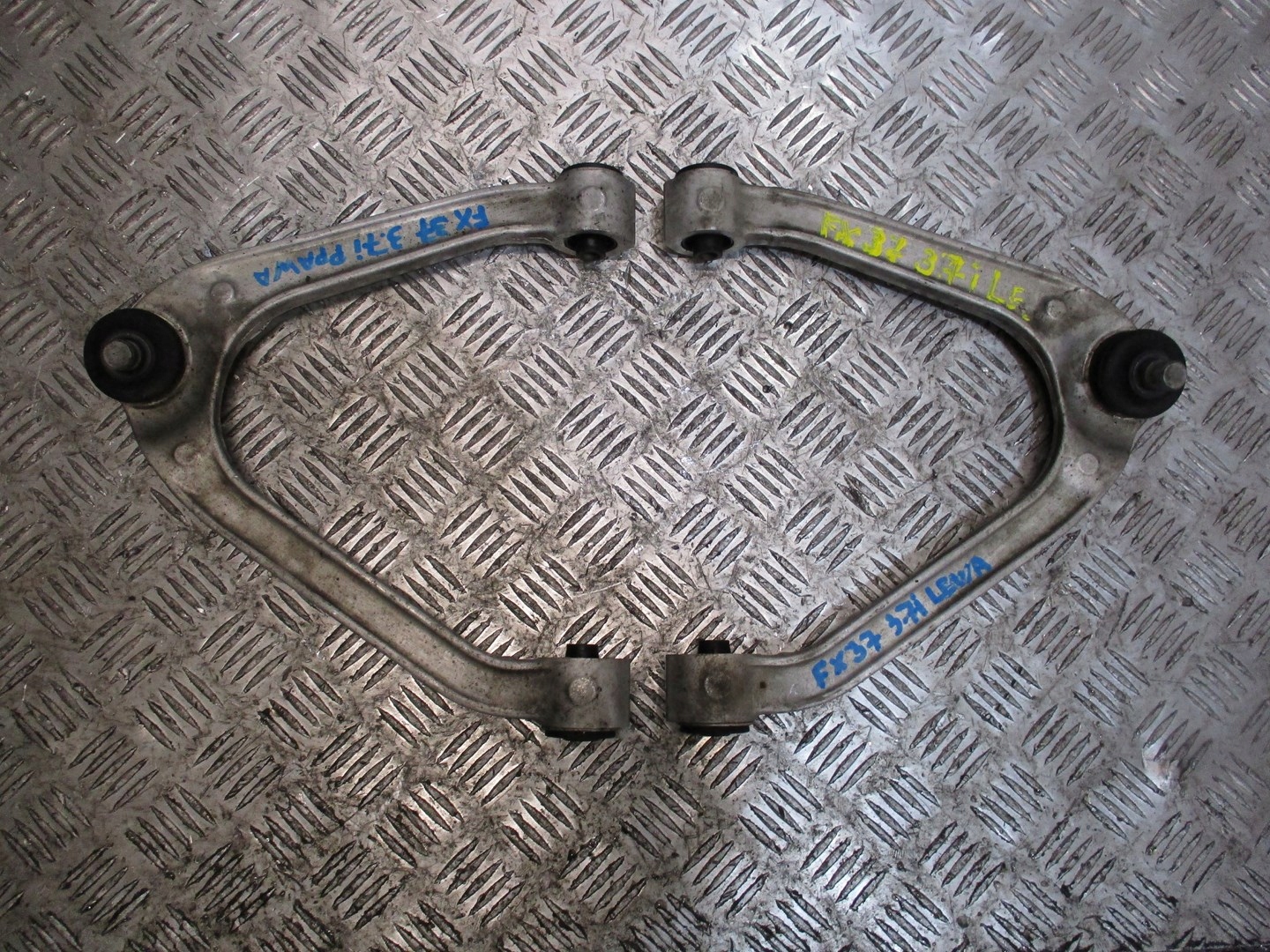 arm Infiniti FX37 3,7i left
