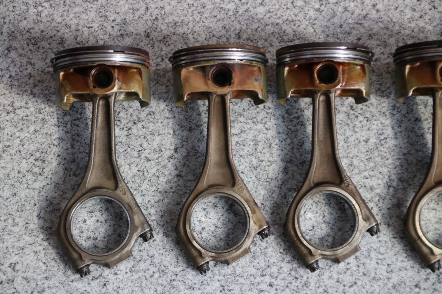BMW E60 E63 E65 E53 4,4 N62 N62B44 - píst KORBOWOD