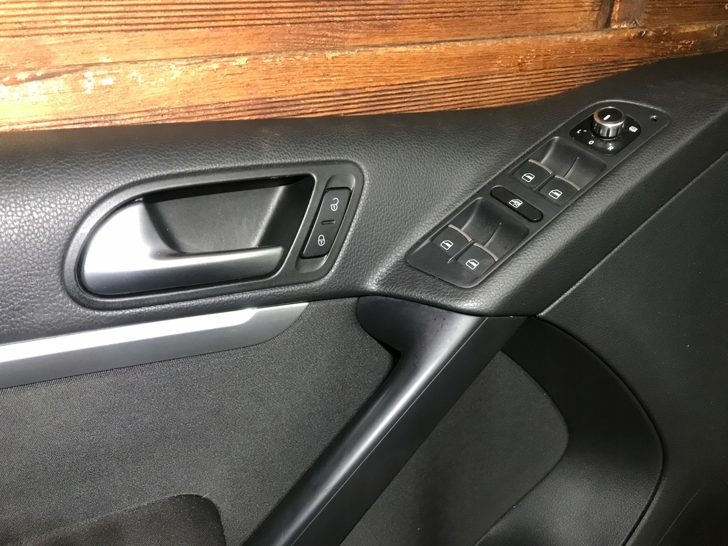TIGUAN 5N0 oldal kárpit bal eleje EU 0271