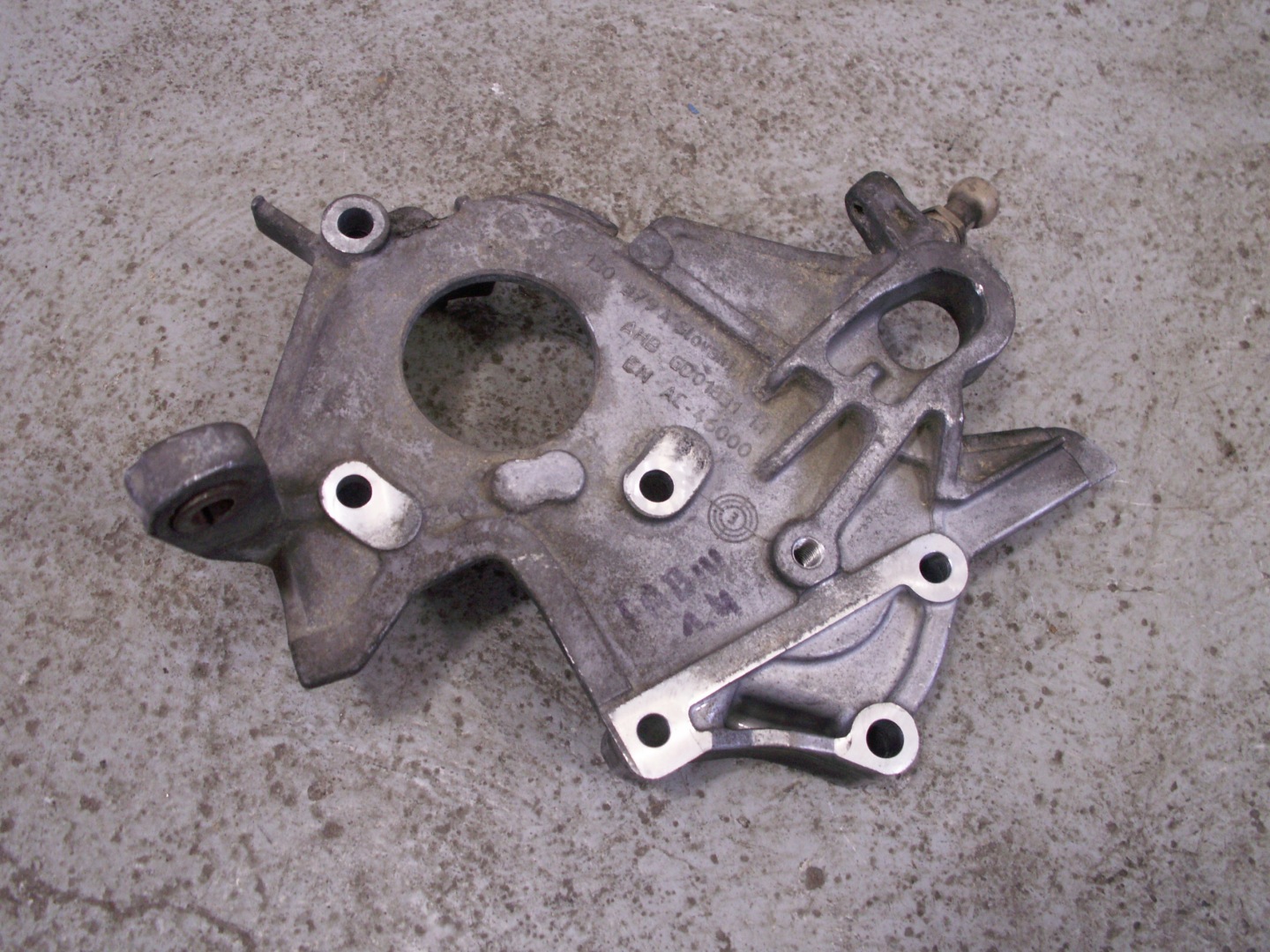 Support Pompe d’injection 04B130379A FABIA III 1.4 TDI