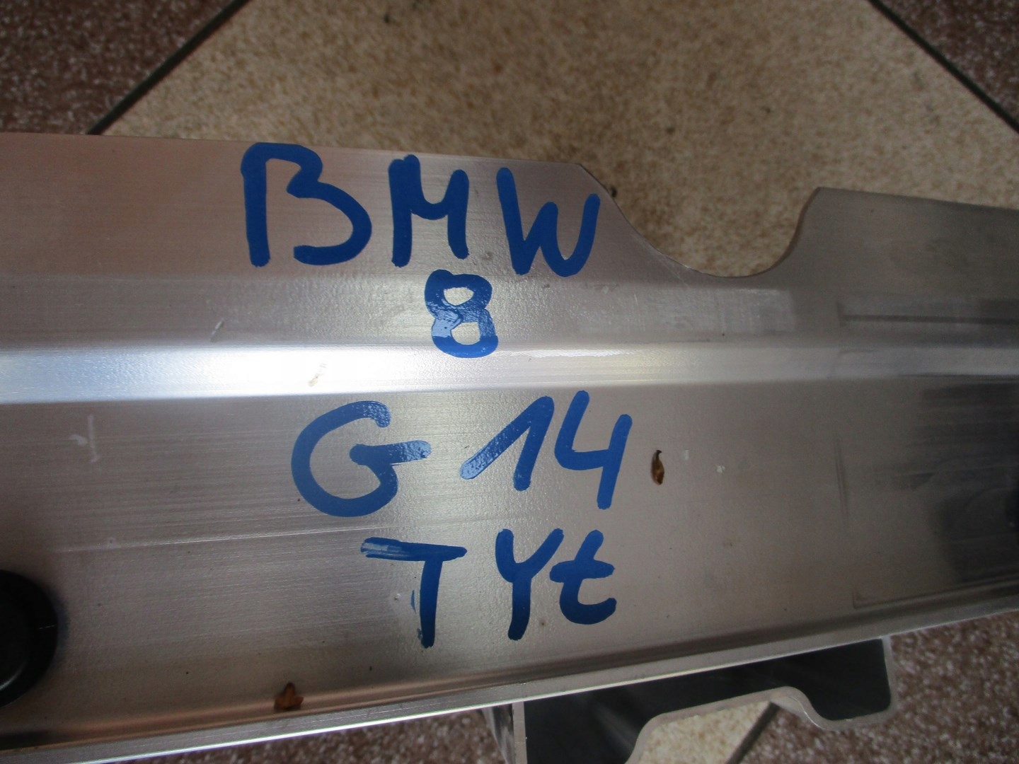 lökhárító megerösítés BMW 8 G14 far hátso