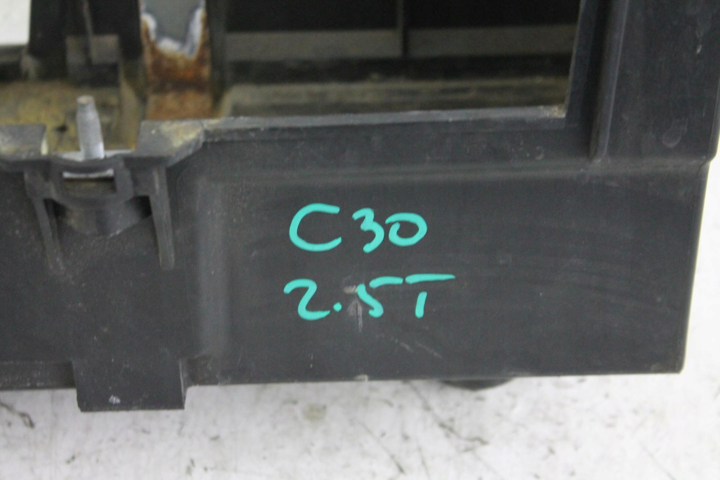DRŽIAK OBAL AKUMULÁTORA 30667941 VOLVO C30