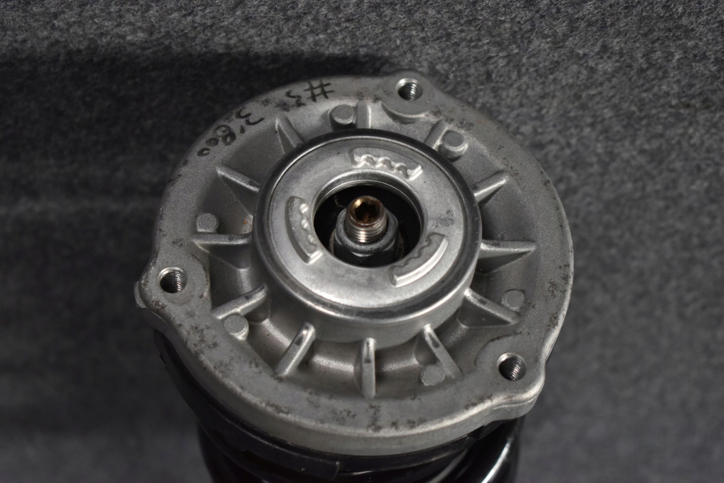 shock absorber left BMW 5 G30 4x4 6875621