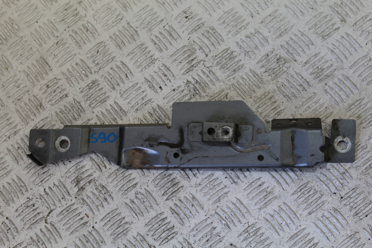 HALTER DES KOTFLÜGELS VOLVO S90