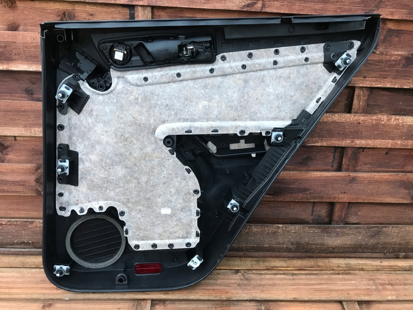 TIGUAN 5N0 side upholstery left rear part EU 0266