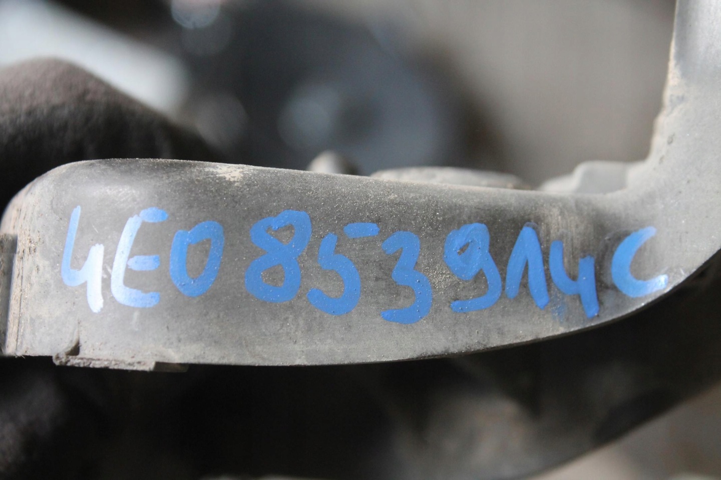 support holder of the threshold right rear part 4E0853914C A8 D3