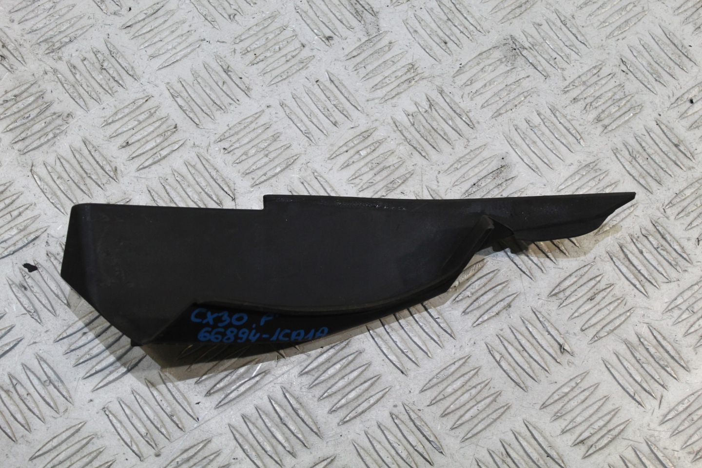 spoiler under the window right INFINITI FX30 II LIFT