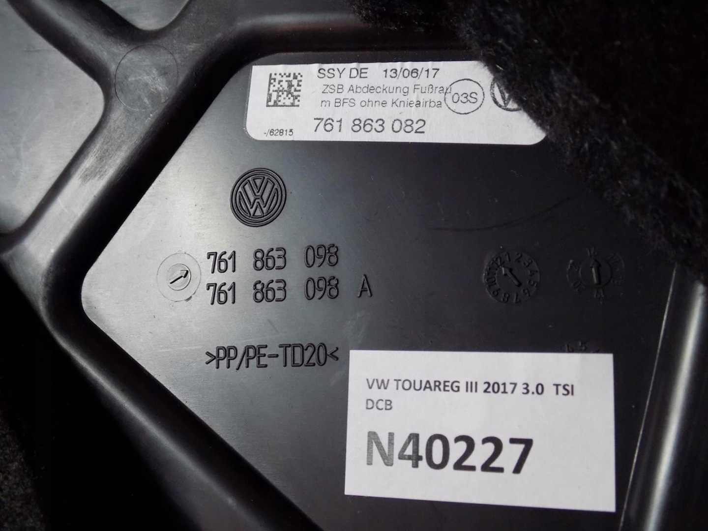 VW TOUAREG III Blende Abdeckung konsole 761863098