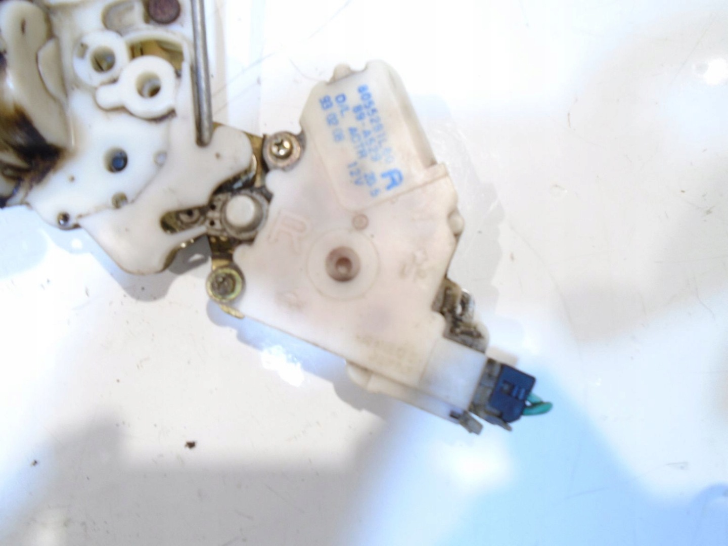 lock door right front FORD MAVERICK and 8055291L60