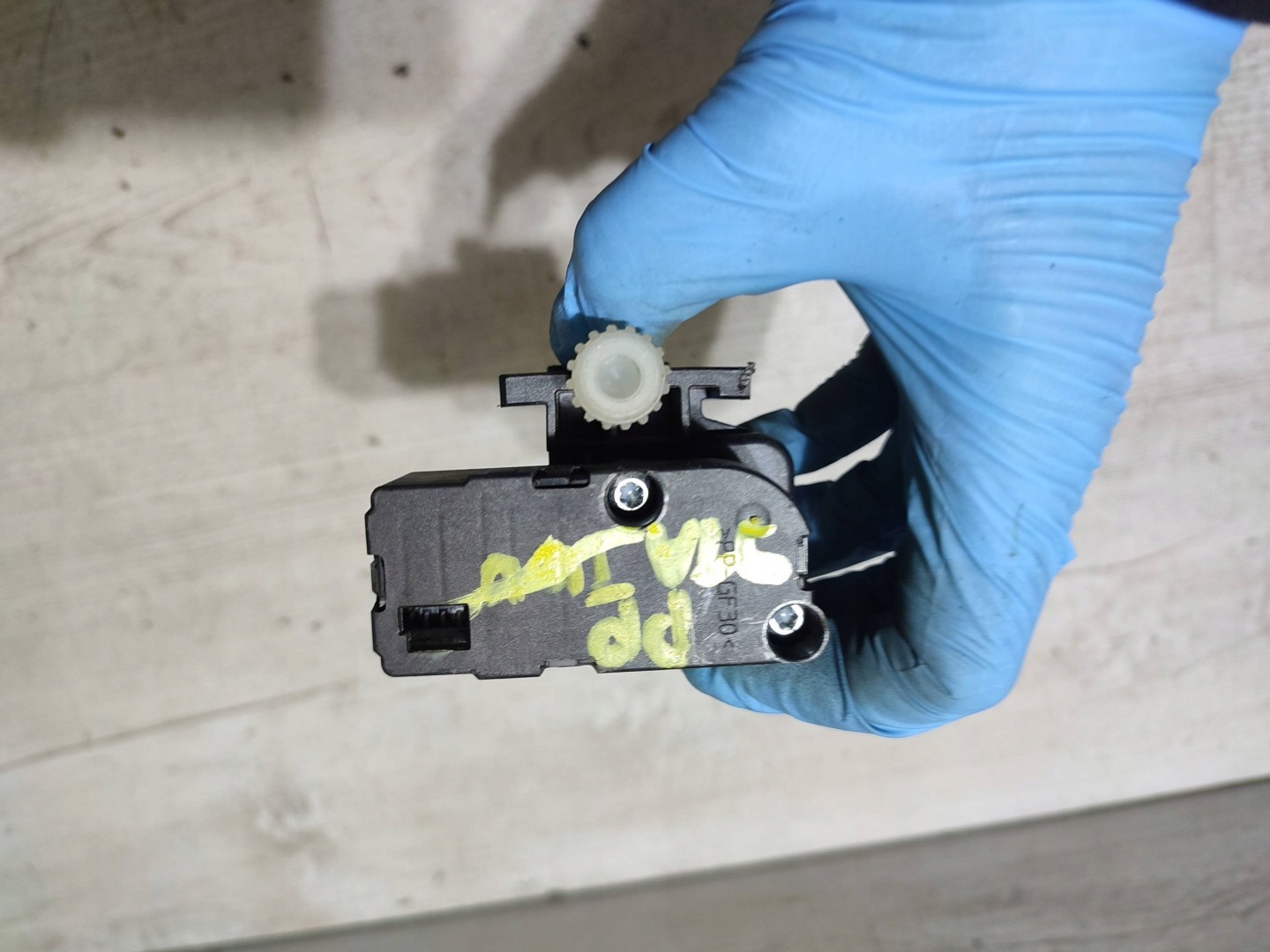 Volkswagen Touran III 2020 front right mini motor control