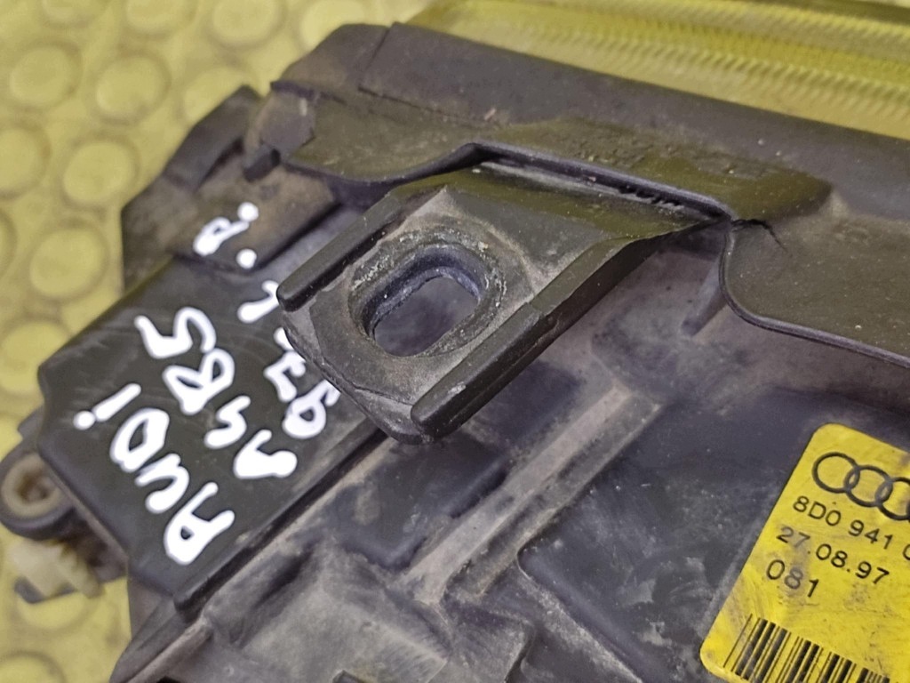 AUDI A4 B5 REFLEKTOR Licht links vorne 8D0941003E