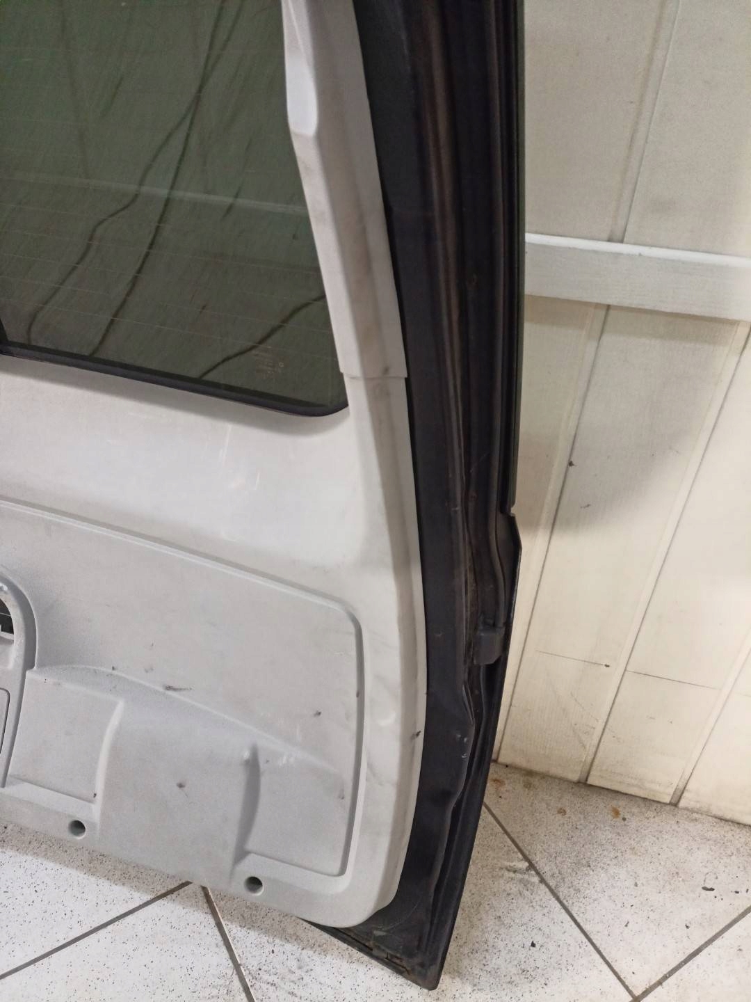 rear trunk door boot Chrysler Town and Country 5 2009