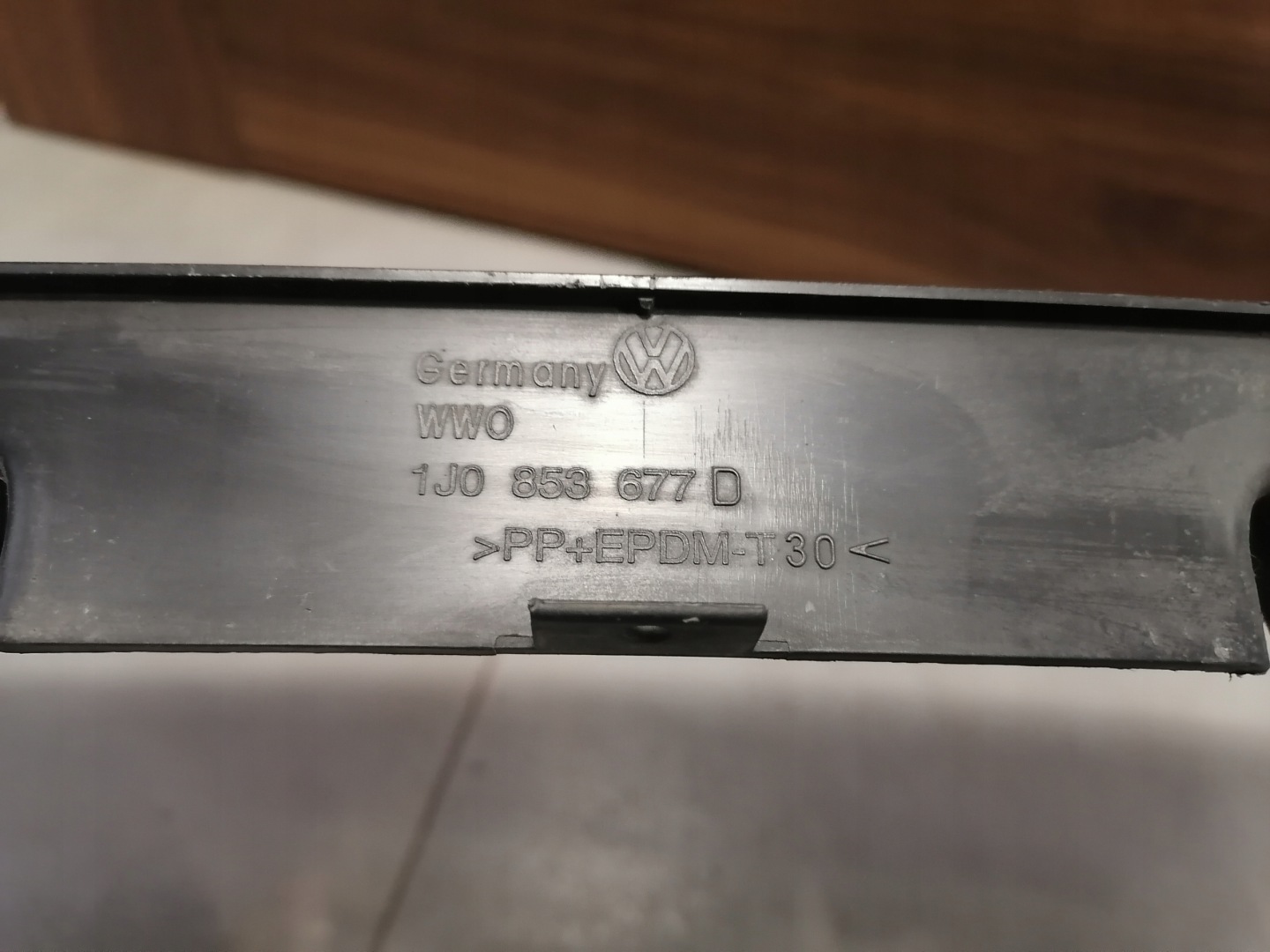 Lüftungsgitter der Stoßstange mitte VW GOLF IV 1J08753677D
