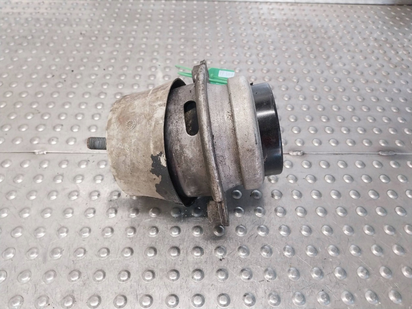 engine mount left 94837504901 PORSCHE CAYENNE and 4.5 V8