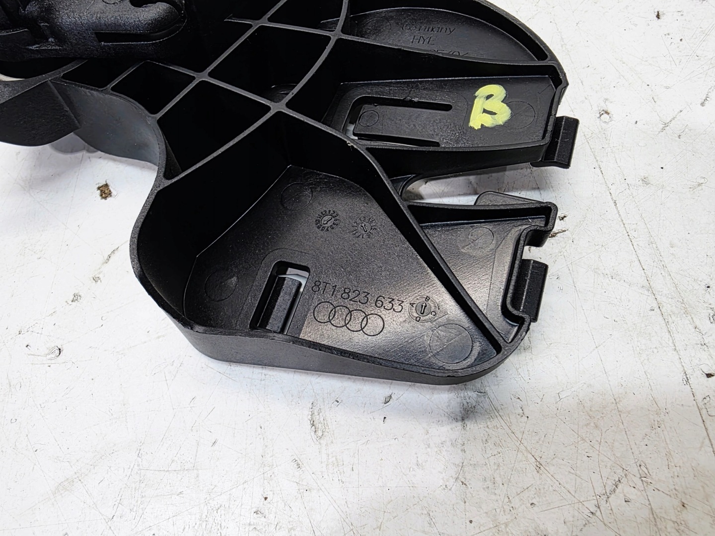 Poignée pour l’ouverture du capot Audi A3 A4 B8 A5 A6 A7 8T1823633B